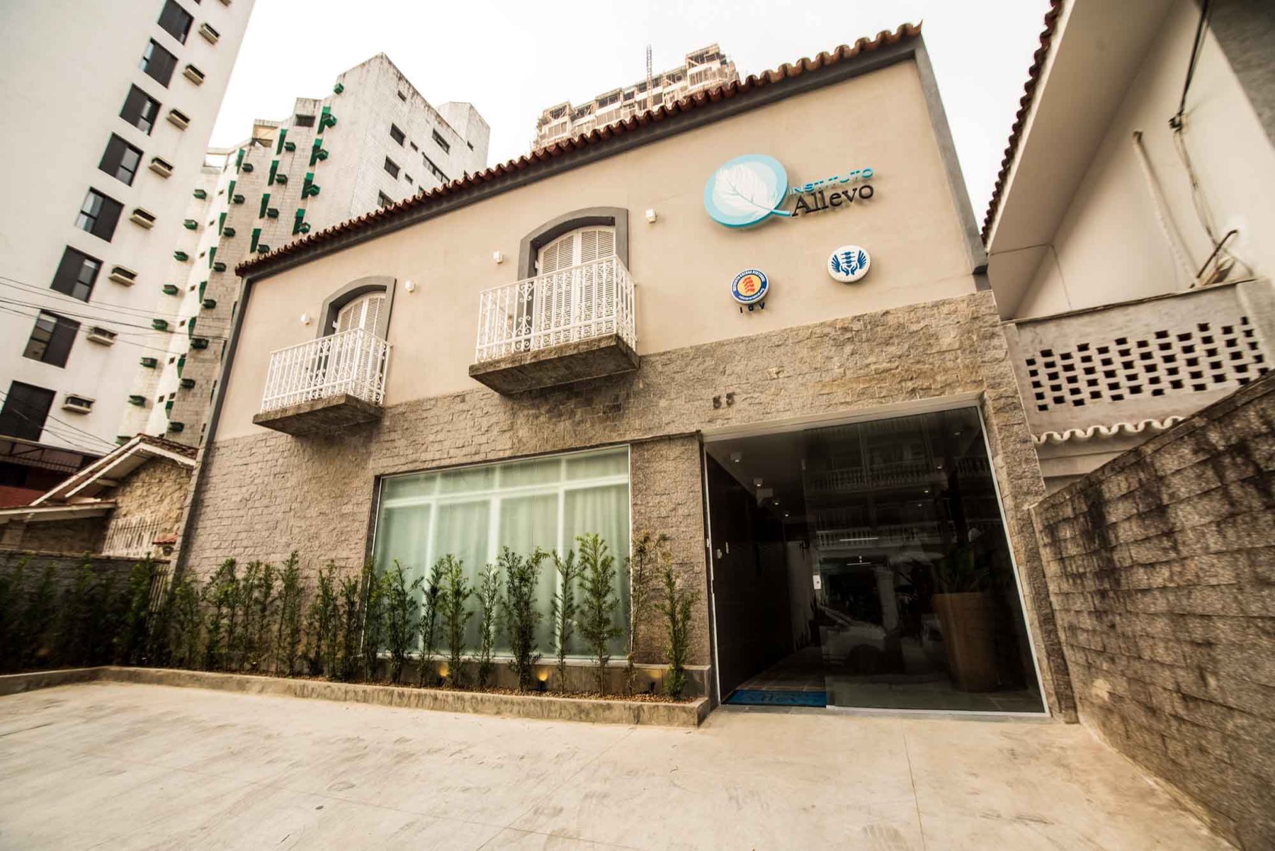 Fachada do Instituto Allevo, sobrado de pedra e creme na Rua Dr. Alfredo Porchat, 55, no Boqueirão